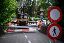 Des ouvriers installent une barrière pour fermer le poste-frontière entre Hermance, en Suisse, et Chens-sur-Léman, en France, le 11 juin 2026, en prévision du prochain sommet du G7 qui se tiendra à Évian.