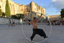 Un street-artiste devant le Palais des papes d'Avignon (Vaucluse), le 5 juillet 2018, à la veille de l'ouverture du Festival.