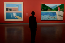 "A bigger splash" (à gauche) et "Portrait of an Artist (Pool with Two Figures)" (à droite), par David Hockney