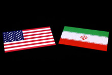 Les drapeaux des États-Unis et de l'Iran.