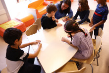 Des enfants dessinent dans une école maternelle de Saint-Ouen, en banlieue parisienne, le 4 octobre 2023 (Illustration).