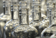 Des bouteilles sortent de la chaîne de fabrication de l'usine de Saverglass, le 24 septembre 2008 à Arques.