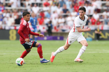 Ruiz Andrey, de l’équipe du Costa Rica, face à l’Anglais Declan Rice lors d’un match amical à Orlando, Floride, le 10 juin 2026.