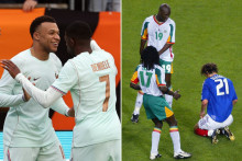 Kylian Mbappé avec Ousmane Dembélé face au Brésil en mars 2026, et Christophe Dugarry à terre après la défaite des Bleus contre le Sénégal à la Coupe du monde 2002.