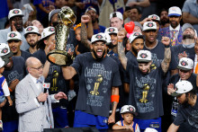 Les Knicks célèbrent leur victoire après le match 5 des finales NBA 2026 contre les San Antonio Spurs, au Frost Bank Center, le 13 juin 2026 à San Antonio au Texas.