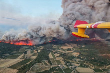 Photographie aérienne prise à bord d'un avion Canadair de la Sécurité civile française montrant l'incendie qui fait rage dans le département de l'Aude.