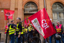 Le 21 avril 2026, à Toulouse, des employés de Fibre Excellence devant le tribunal de commerce.