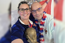 José et Annabelle, qui vont voir un match de la France à la Coupe du monde pour leur lune de miel.