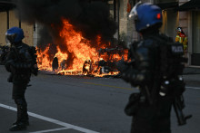 Des affrontements ont opposé le 14 juin 2026 des manifestants anti-G7 aux forces de police, à Genève, en Suisse, à la veille du sommet à Evian, en France.