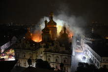 La Russie a tiré une salve de missiles sur plusieurs grandes villes ukrainiennes, incendiant la cathédrale historique de la Dormition de Kiev et faisant neuf morts, tandis que des frappes ukrainiennes ont fait trois victimes au sud de Moscou.