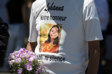 Une personne en deuil, vêtue d'un t-shirt à l'effigie de Lyhanna, 11 ans, et portant l'inscription "Lyhanna. Notre honneur, ni oublié ni silencieux", arrive à ses obsèques à Fleurance, dans le sud-ouest de la France, le 12 juin 2026.
