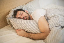 Un homme en train de dormir (photo d'illustration).