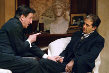 Jean-Jacques Moreau et Christian Bujeau répètent une scène de L'Homme, la bête et la vertu, de Luigi Pirandello, lors d'un filage, le 15 janvier 2004 au Théâtre Montparnasse à Paris