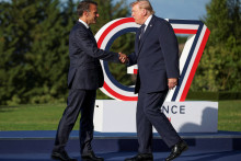 Le président français Emmanuel Macron salue le président américain Donald Trump lors du sommet du G7 à Évian, dans l'est de la France, le 15 juin 2026.