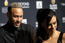 L'attaquant brésilien Neymar et sa compagne Bruna Biancardi arrivent à la cérémonie des Globe Soccer Awards à Dubaï le 27 décembre 2024.