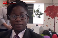 Une adolescente interviewée par la BBC sur l'interdiction des réseaux sociaux