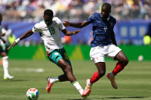 L'attaquant sénégalais Ismaila Sarr et le défenseur français Dayot Upamecano lors de France-Sénégal le 16 juin 2026.