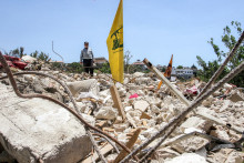 Un drapeau du Hezbollah planté dans les décombres d'une maison détruite par des bombardements israéliens, dans le village de Deir Qanoun al-Nahr au Sud-Liban le 16 juin 2026.