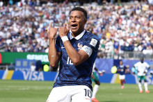 Face au Sénégal, Kylian Mbappé célèbre son premier but en imitant un joueur de flûte traversière, mardi 16 juin 2026.