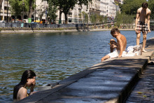Des adolescents se baignent dans le canal Saint-Martin à Paris, le 27 mai 2026, en pleine vague de chaleur.