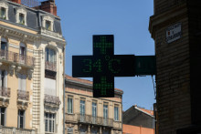 Une photographie prise le 17 juin 2026 montre l'enseigne d'une pharmacie affichant la température, 34 degrés Celsius, à Toulouse, dans le sud-ouest de la France