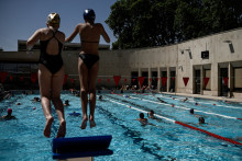 Des nageurs plongent dans une piscine municipale extérieure à Bordeaux, dans le sud-ouest de la France, le 27 mai 2026.