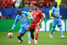Joao Neves au duel avec Edo Kayembe lors de Portugal-RDC lors de la Coupe du monde, le 17 juin 2026 à Houston.