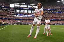 Harry Kane célèbre son doublé face à la Croatie avec l'Angleterre à la Coupe du monde, le 17 juin 2026 à Dallas.