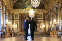Le président américain Donald Trump visite le château de Versailles en compagnie du président français Emmanuel Macron, avant un dîner prévu le 17 juin 2026 à Versailles.