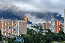 De la fumée noire s'élève de la zone de la raffinerie de pétrole de Gazprom Neft, appartenant au producteur russe de pétrole, située dans la banlieue sud-est de Moscou, le 18 juin 2026.