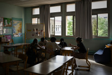 Un petit groupe d'enfants assiste à un cours dans une école primaire de Bordeaux, dans le sud-ouest de la France, le 1er juillet 2025, en pleine vague de chaleur.