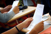 Des lycéens prennent connaissance de leurs sujets du baccalauréat (image d'illustration).