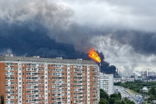 De la fumée noire s'élève de la zone de la raffinerie de pétrole de Gazprom Neft, appartenant au producteur pétrolier russe, située dans la banlieue sud-est de Moscou, le 18 juin 2026.