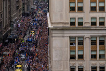 Des milliers de fans se rassemblent dans le sud de Manhattan pour la parade de célébration du titre des Knicks de New York, le 18 juin 2026 à New York.