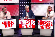 Bertrand Beyern (au centre) entre Bernard Mabille et Arielle Dombasle