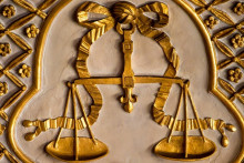 Une photo montre une balance symbolisant la justice.