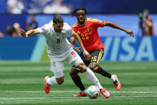 Mehdi Taremi au duel avec Nathan Ngoy lors de Belgique-Iran à la Coupe du monde, le 21 juin 2026 à Los Angeles.