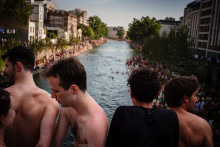 Des habitants cherchent à se rafraîchir près du canal Saint-Martin, à Paris, le 21 juin 2026.