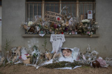 Des fleurs déposées en hommage à Lyhanna à proximité du silo où le corps de l'adolescente a été retrouvé le 29 mai