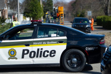 Une voiture de police de Québec est stationnée à Sainte-Marthe-sur-le-Lac, en banlieue de Montréal, au Québec, le 28 avril 2019