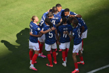 1847486-l-attaquant-francais-bradley-barcola-a-droite-celebre-le-deuxieme-but-de-son-equipe-avec-ses-coequipiers-lors-du-match-entre-la-france-et-le-senegal-au-new-york-new-jersey-stadium-a-east-rutherford-le-16
