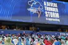 Le tableau d'affichage du match France-Irak indiquant une évacuation pour risque d'orage lors de la Coupe du monde, le 22 juin 2026 à Philadelphie.