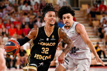 Le meneur Monégasque Matthew Strazel au duel avec le Parisien Nadir Hifi lors du match 4 des finales de Betclic Élite, à la salle Gaston Médecin à Monaco, le 21 juin 2026.