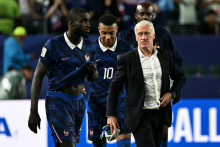 Dayot Upamecano, Kylian Mbappé et Didier Deschamps en marge de la victoire des Bleus contre l'Irak à la Coupe du monde, le 23 juin 2026 à Philadelphie.
