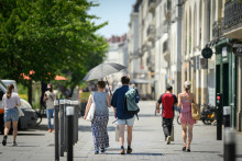 Un homme en short dans la rue. (Illustration)