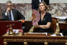 La présidente de l'Assemblée nationale Yaël Braun-Pivet se rafraîchit le 23 juin 2026