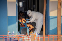 Le 23 juin 2026, à Bunia, dans l'Ituri (est de la République démocratique du Congo), un agent de santé prélève des échantillons sur un patient atteint de la maladie à virus Ebola au Centre de traitement Ebola du Centre Médical Évangélique