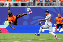 Memphis Depay tente un ciseau acrobatique avec les Pays-Bas face à la Tunisie à la Coupe du monde, le 25 juin 2026 à Kansas City.
