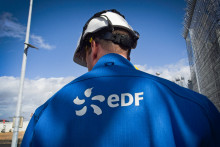 Un agent d'EDF se trouve à la centrale nucléaire de Saint-Laurent-des-Eaux, à Saint-Laurent-Nouan, dans le centre de la France, le 30 mars 2023.