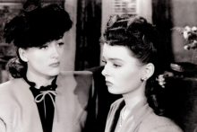 Joan Crawford (gauche) et Ann Blyth (droite) dans le "Roman de Mildred Pierce".